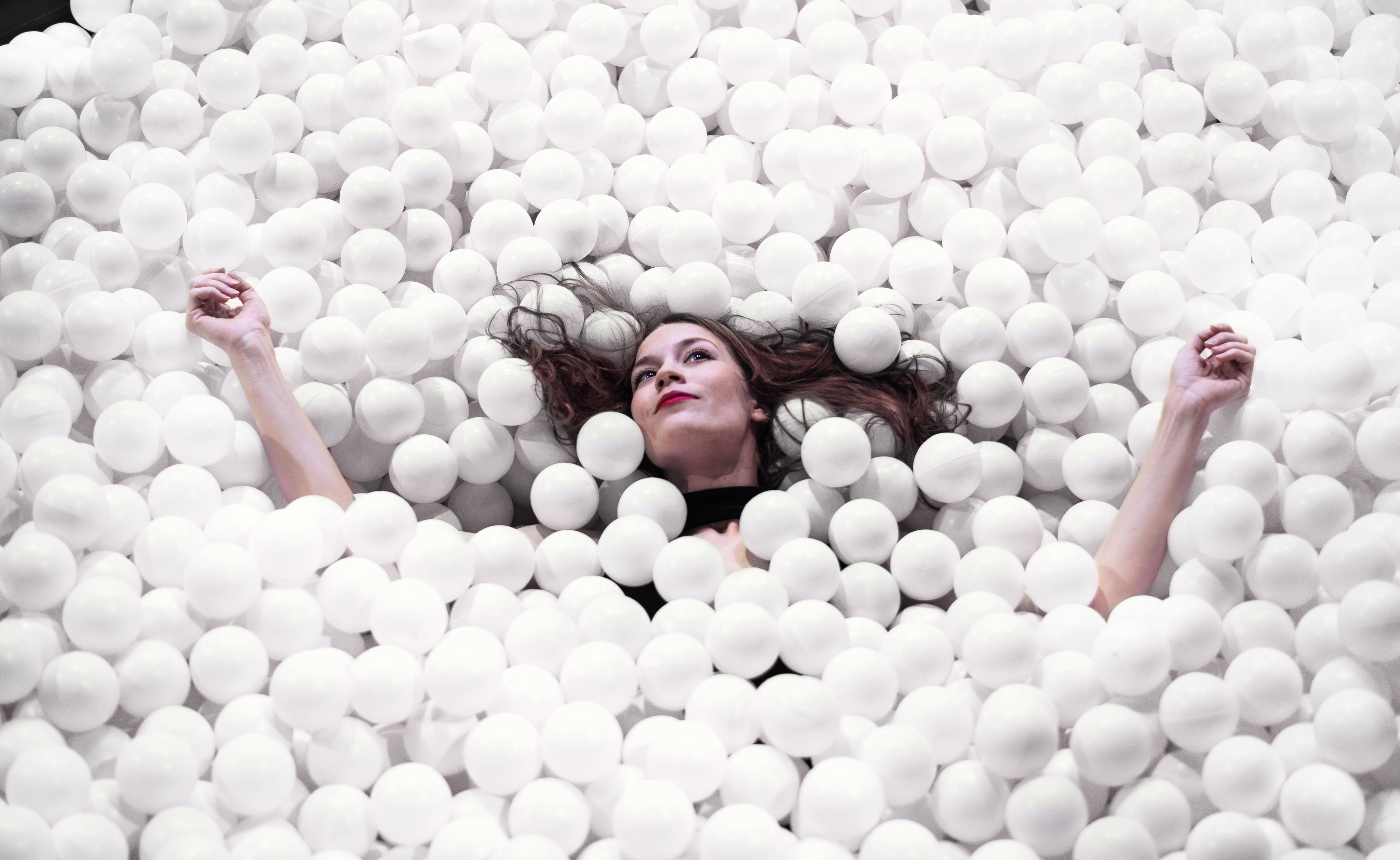 files/woman-floating-in-a-sea-of-styrofoam-balls.jpg